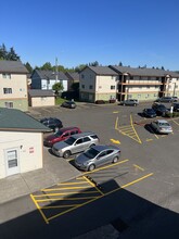 East Stark Apartments in Portland, OR - Foto de edificio - Building Photo