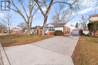 3510 Woodland Ave in Windsor, ON - Building Photo - Building Photo
