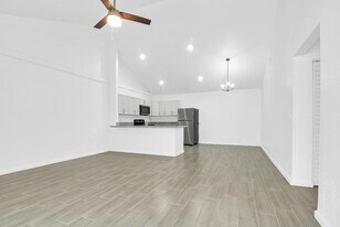 13737 Yarmouth Dr in Wellington, FL - Building Photo