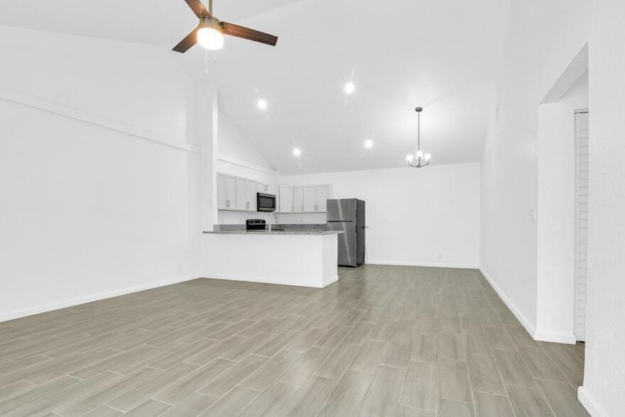 13737 Yarmouth Dr in Wellington, FL - Foto de edificio