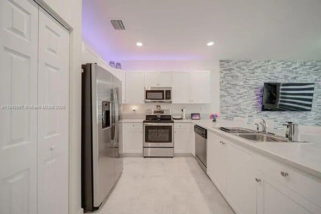 3371 W 106th Terrace in Hialeah, FL - Building Photo - Building Photo