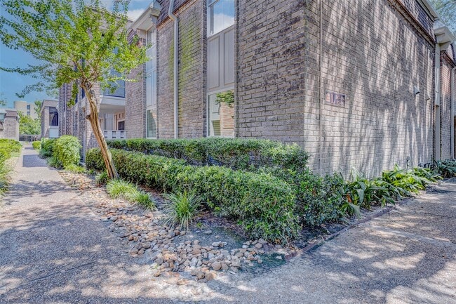property at 7555 Katy Fwy