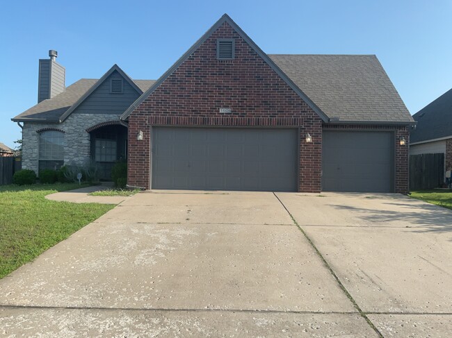 property at 1606 W Vicksburg Pl