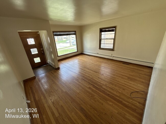 6255 W Leon Ter in Milwaukee, WI - Foto de edificio - Building Photo