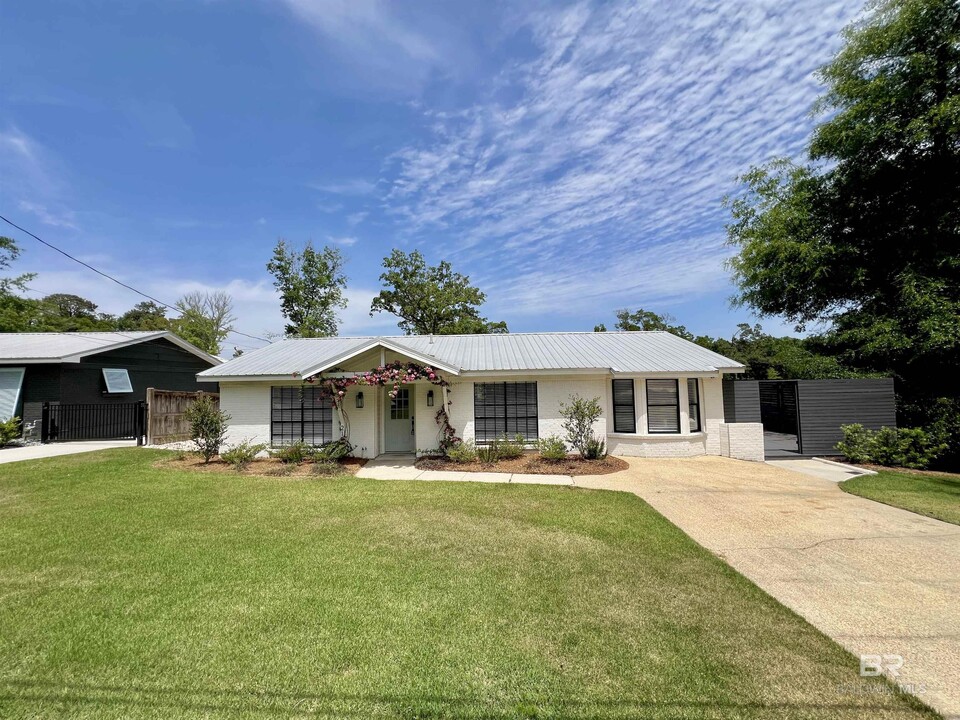 215 Tensaw Ave in Fairhope, AL - Building Photo