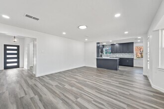 205 Elmwood St in Huntsville, TX - Building Photo - Building Photo