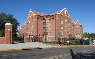 DeGraff Residence Hall Apartamentos