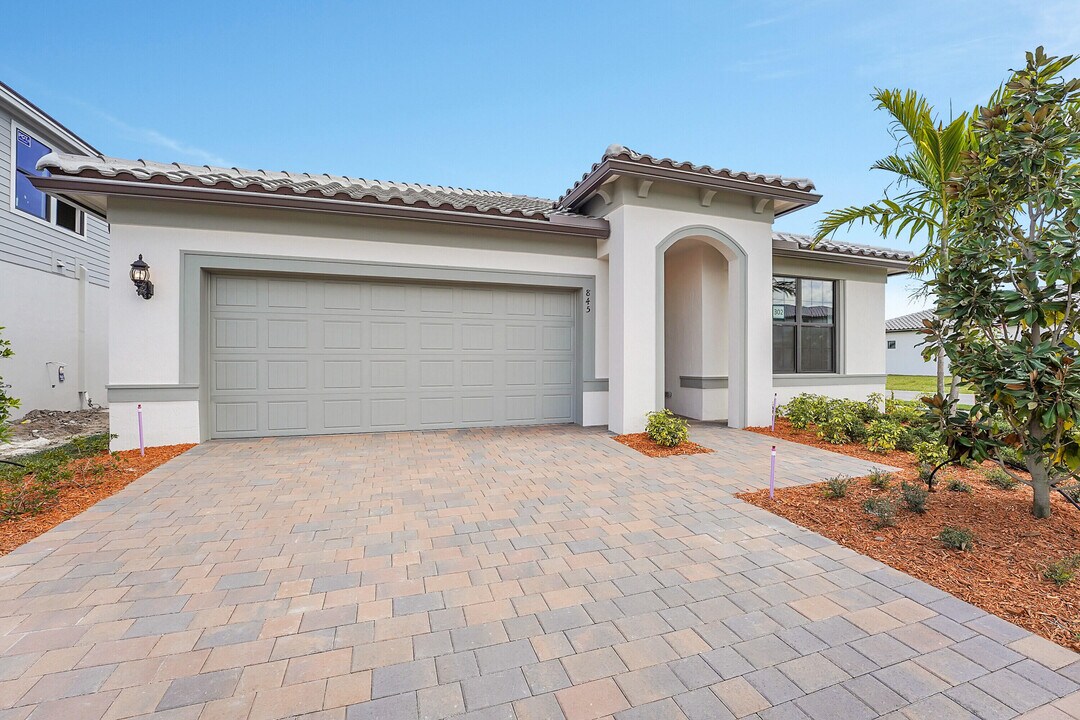 845 SE Courances Dr in Port St. Lucie, FL - Building Photo