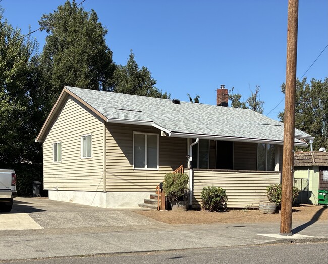 6013 SE 48th Ave in Portland, OR - Foto de edificio - Building Photo