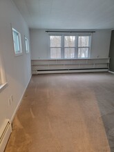 383 East St, Unit 1-Bedroom Apartment in Lenox, MA - Foto de edificio - Building Photo