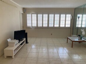 215 SE 3rd Ave, Unit D3 in Hallandale Beach, FL - Foto de edificio - Building Photo