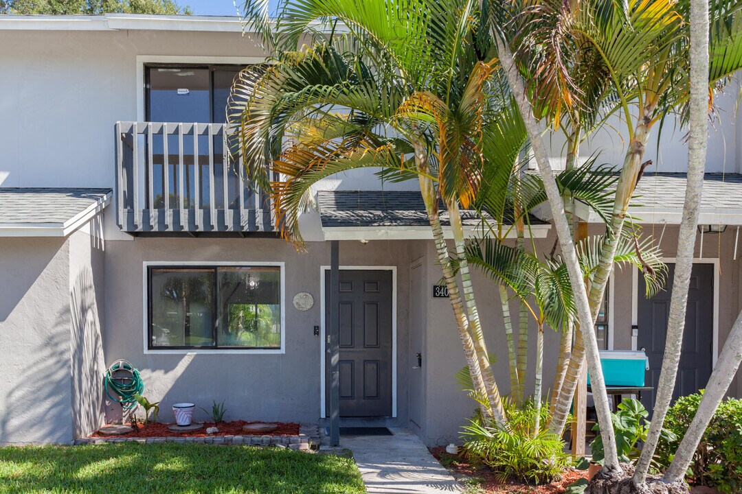 3403 Poolside Dr in Greenacres, FL - Building Photo