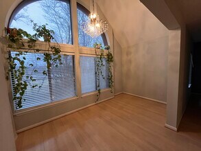 2802 Lee Oaks Pl, Unit 302 in Falls Church, VA - Foto de edificio - Building Photo