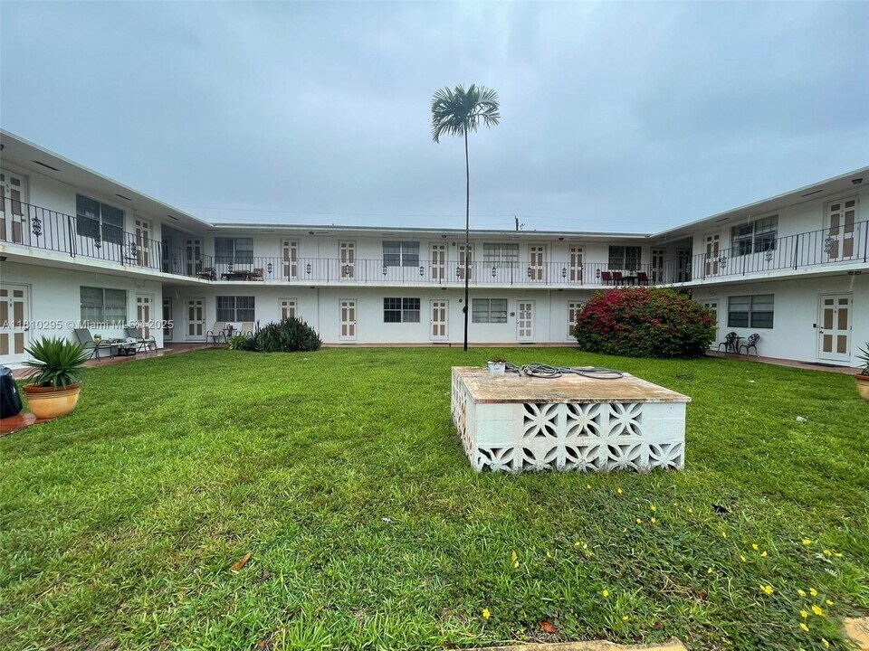 1825 Cleveland St in Hollywood, FL - Building Photo