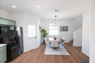 Room in Condo on Red Bud Ridge Ln in Austin, TX - Foto de edificio - Building Photo