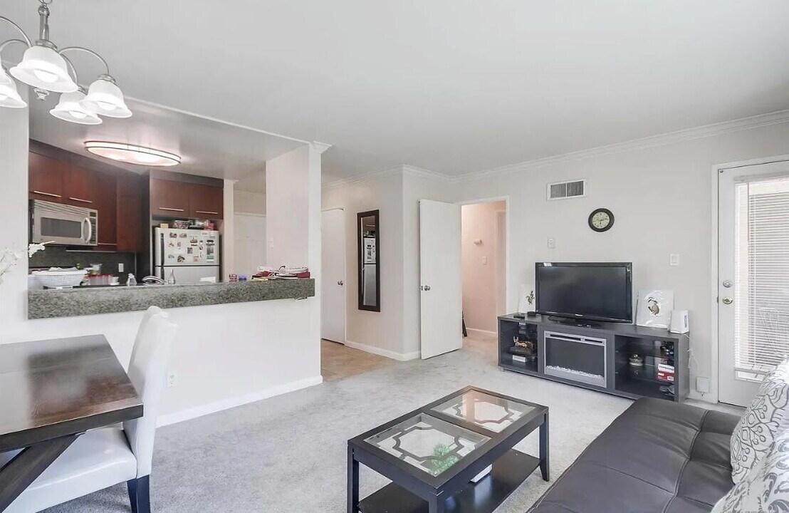 7555 Charmant Dr in San Diego, CA - Building Photo