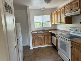 1100 Vine St in Paso Robles, CA - Building Photo