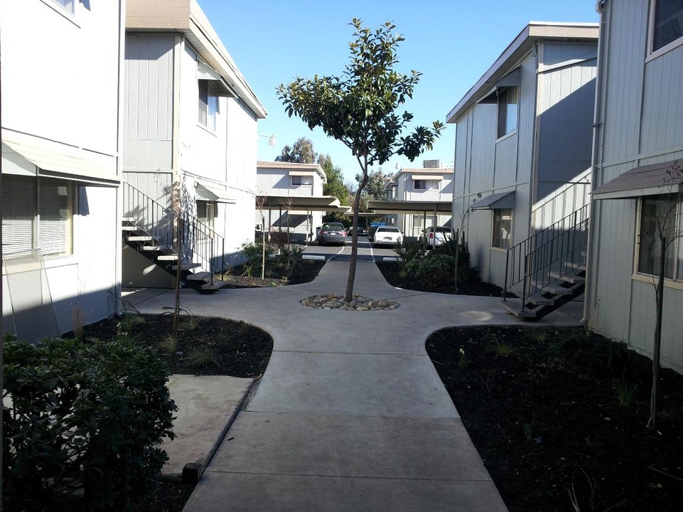 Country Club Villas in Stockton, CA - Foto de edificio