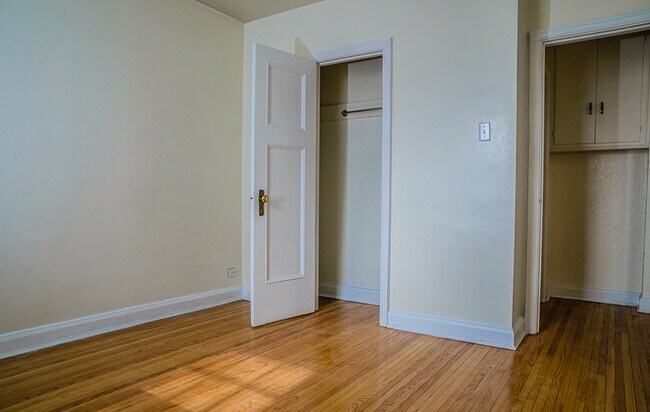 The Tweedsmuir in Winnipeg, MB - Building Photo - Building Photo