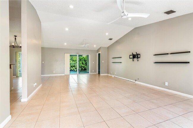 9329 NW 53rd Ct in Sunrise, FL - Foto de edificio - Building Photo