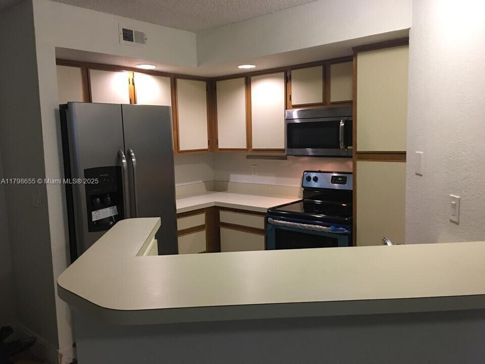 643 Vista Isles Dr in Plantation, FL - Building Photo