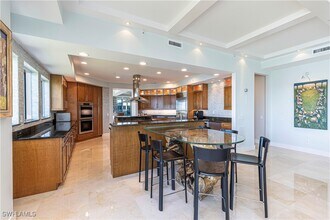 295 Grande Way in Naples, FL - Foto de edificio - Building Photo