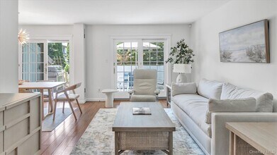 10 Leland Ln in Southampton, NY - Building Photo - Building Photo