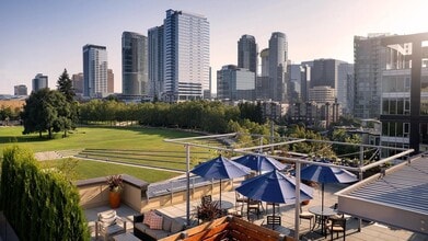 The Margot in Bellevue, WA - Foto de edificio - Building Photo
