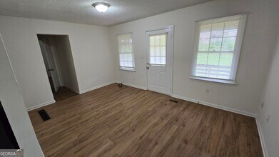2207 Mt Vernon Rd in Lithia Springs, GA - Foto de edificio - Building Photo