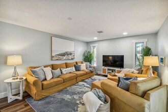 512 Wayfarer Dr in Tarpon Springs, FL - Building Photo - Building Photo