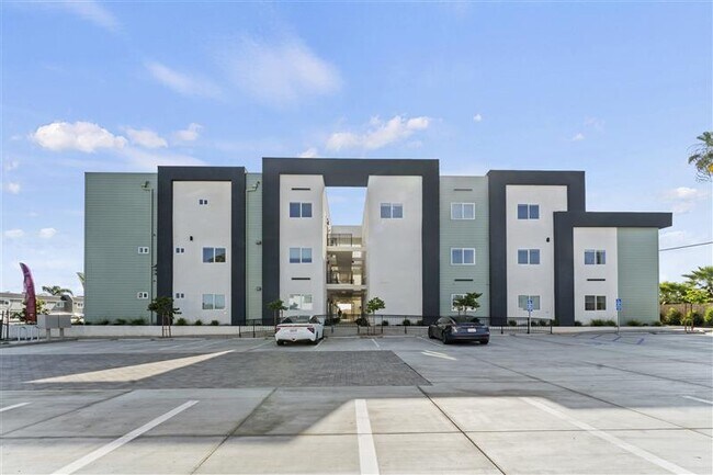 Leffingwell Apartment Complex in Whittier, CA - Foto de edificio - Building Photo