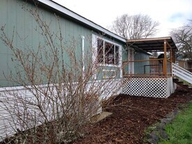 12929 Lookingglass Rd in Roseburg, OR - Building Photo