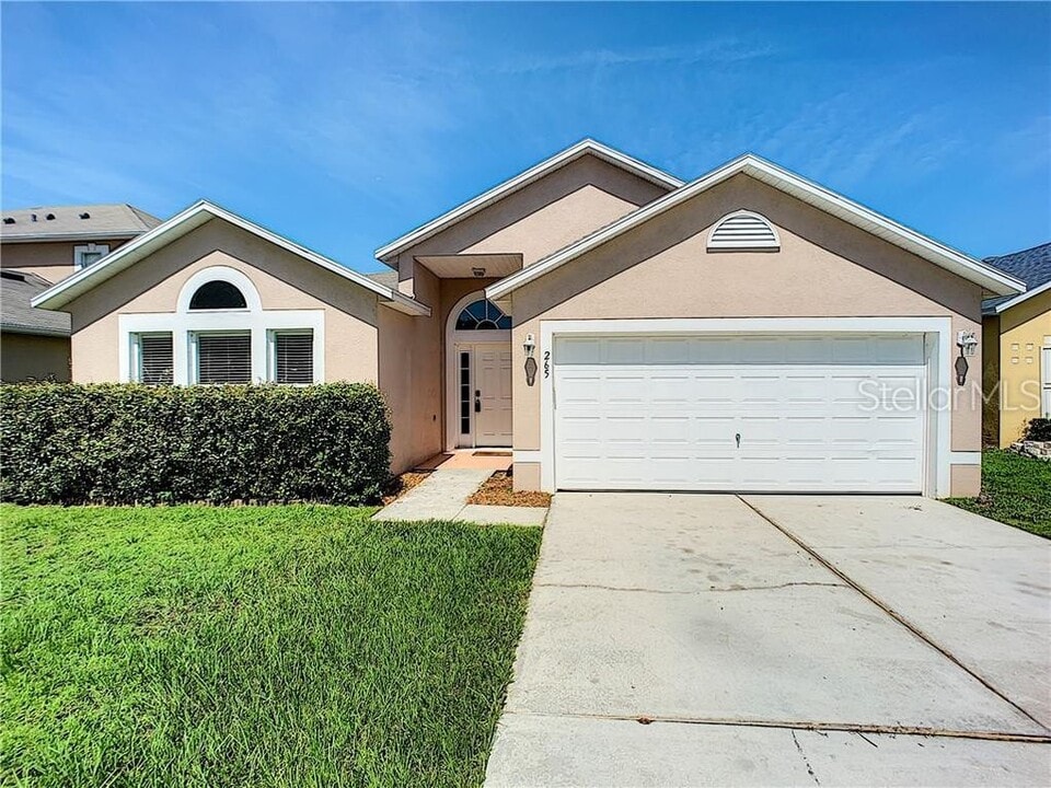 265 Curtis Ave in Groveland, FL - Foto de edificio