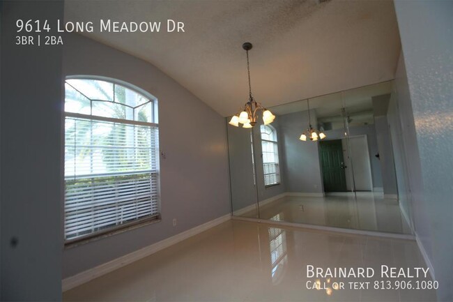 9614 Long Meadow Dr in Tampa, FL - Foto de edificio - Building Photo