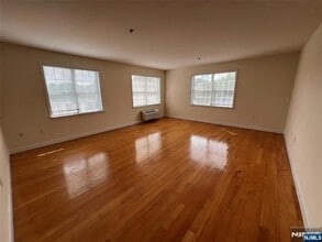 333 Willow St, Unit 410 in Teaneck, NJ - Building Photo - Building Photo