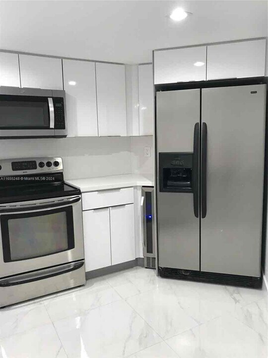 9427 Fontainebleau Blvd-Unit -2 in Miami, FL - Building Photo