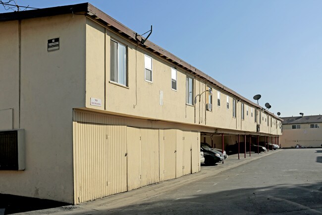 Casa Sombra in Lynwood, CA - Building Photo - Building Photo