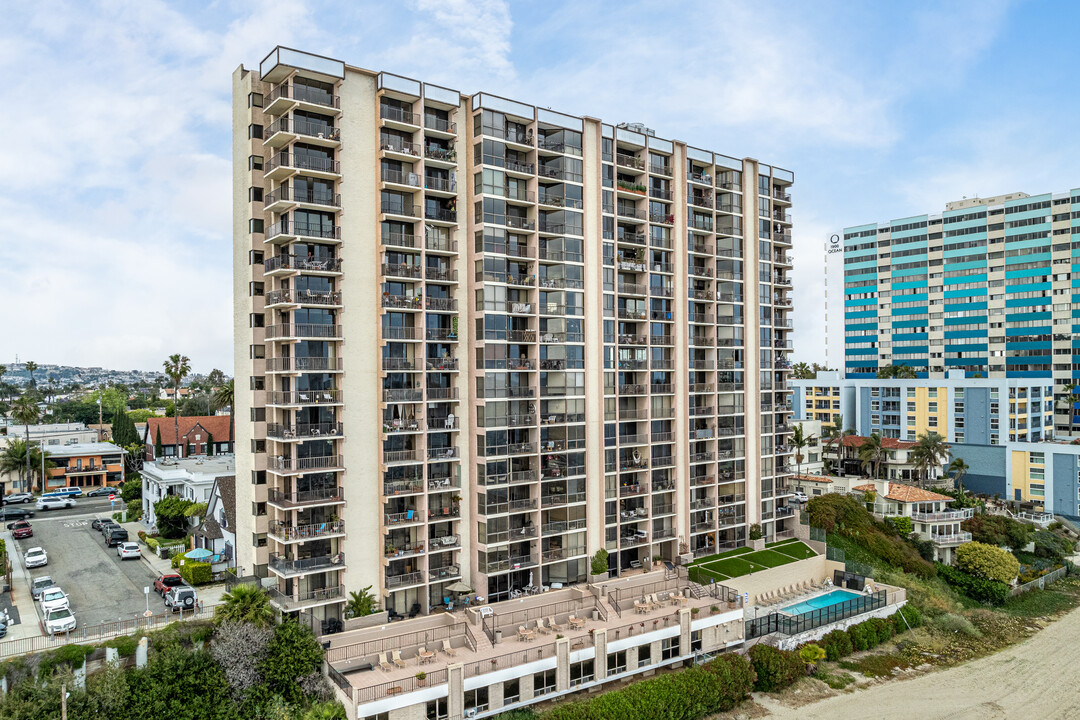 The Queen's Surf in Long Beach, CA - Building Photo