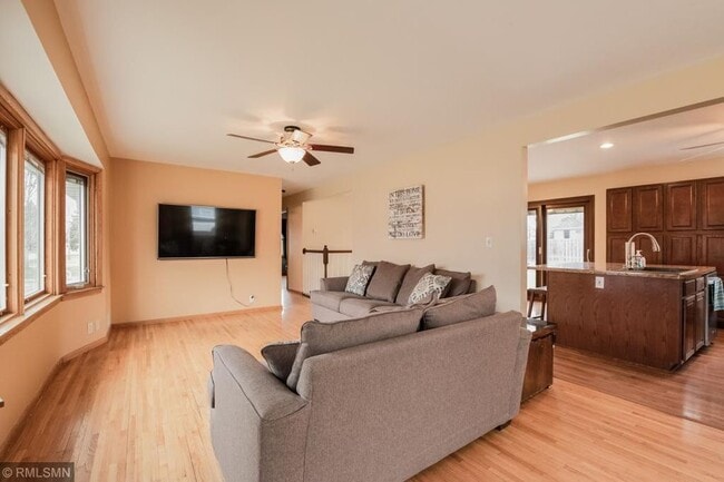 9845 Pillsbury Ave S, Unit Lower Bedroom end in Bloomington, MN - Building Photo - Building Photo