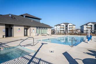 Smith Creek Apartments in Woodburn, OR - Foto de edificio - Building Photo