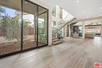 318 S Medio Dr in Los Angeles, CA - Building Photo - Building Photo