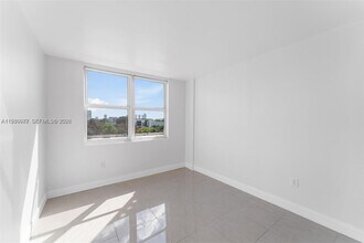 17890 W Dixie Hwy in North Miami Beach, FL - Building Photo - Building Photo