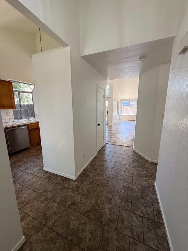 2115 E Minarets Ave in Fresno, CA - Building Photo - Building Photo