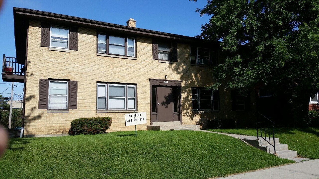 2390 S 92nd St, Unit 2390 S. 92nd St. in West Allis, WI - Building Photo