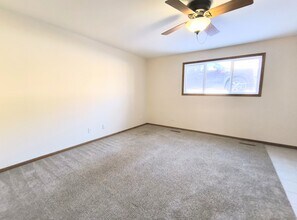 108 Center Street Ct, Unit Apt in Decorah, IA - Foto de edificio - Building Photo