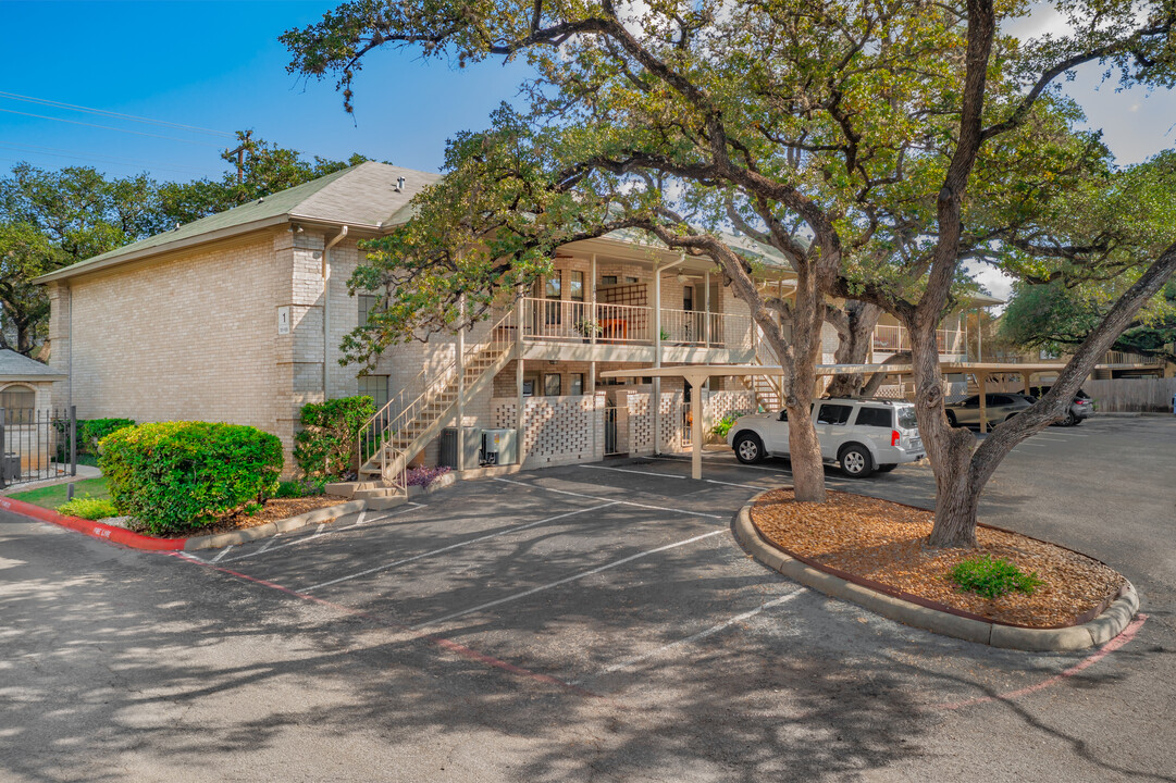 8415 Fredericksburg Rd in San Antonio, TX - Building Photo