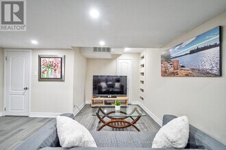 6 Stonebridge Blvd in Toronto, ON - Building Photo - Building Photo