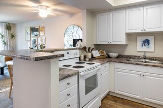 Veranda La Jolla in San Diego, CA - Building Photo - Building Photo