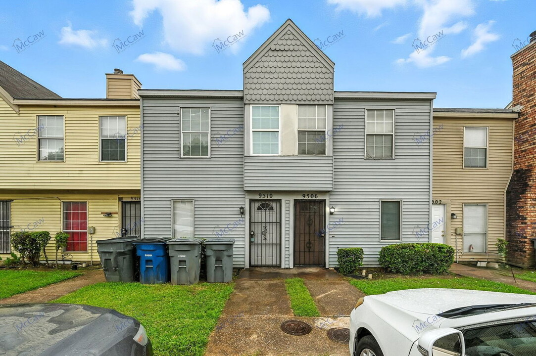 9510 Olde Towne Row in Dallas, TX - Building Photo