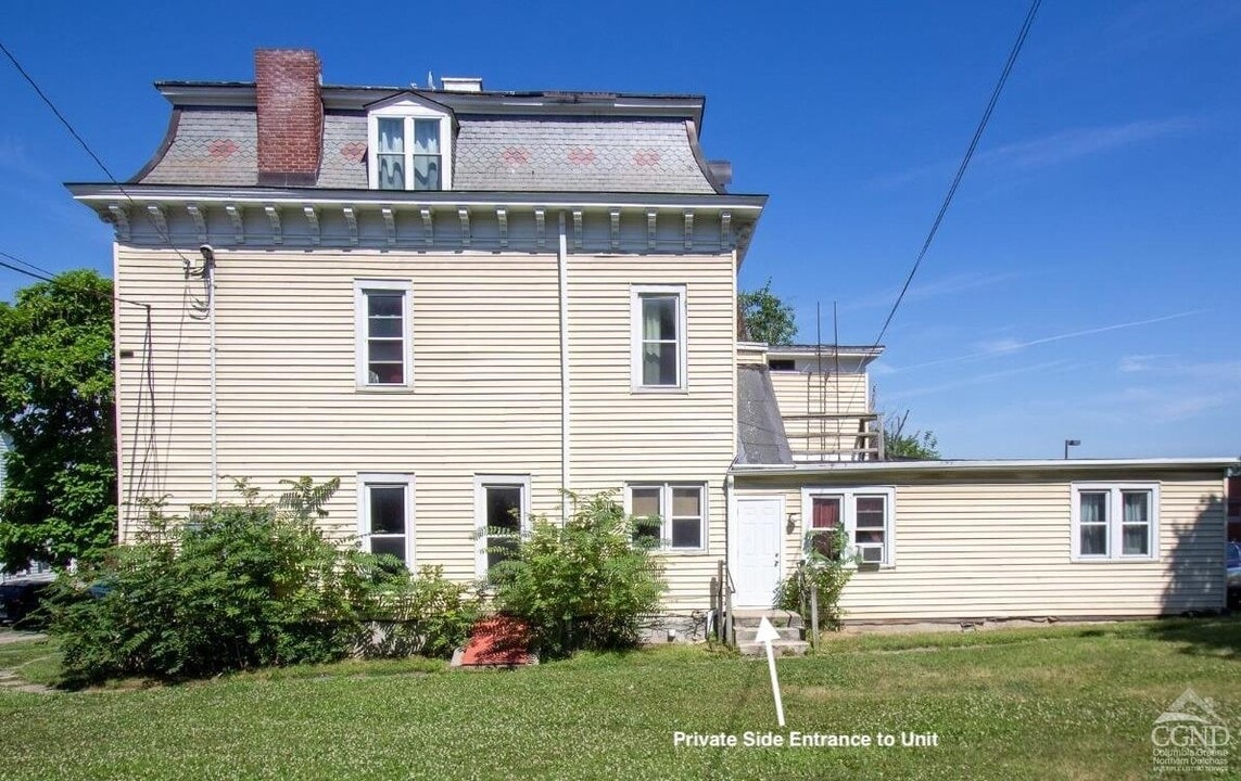 834 Warren St in Hudson, NY - Building Photo